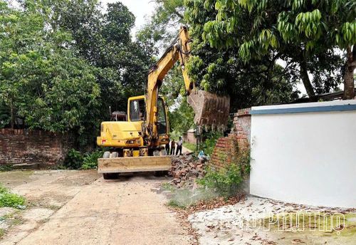 Hàng chục hộ dân thôn 6 và thôn 7 xã Tam Nông tự nguyện hiến đất, tháo dỡ vật kiến trúc, tạo điều kiện cho địa phương triển khai dự án làm đường giao thông được thuận lợi.