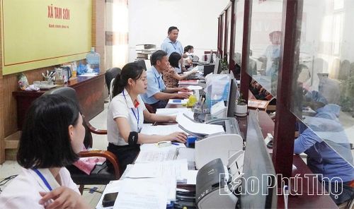 Cán bộ Trung tâm Phục vụ hành chính công xã Tam Sơn hướng dẫn người dân làm thủ tục hành chính, đảm bảo nhanh chóng, đúng quy định.