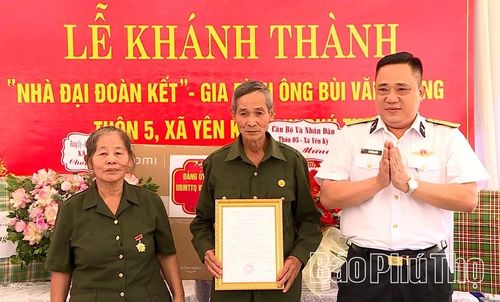 CCB Bùi Văn Tường ở thôn 5, xã Yên Kỳ đón nhận những niềm vui trong ngày khánh thành ngôi nhà mới.