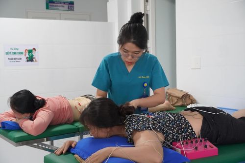 Bệnh nhân tới điều trị bằng phương pháp y học cổ truyền tại Bệnh viện đa khoa khu vực Quảng Trạch - Ảnh: H.L