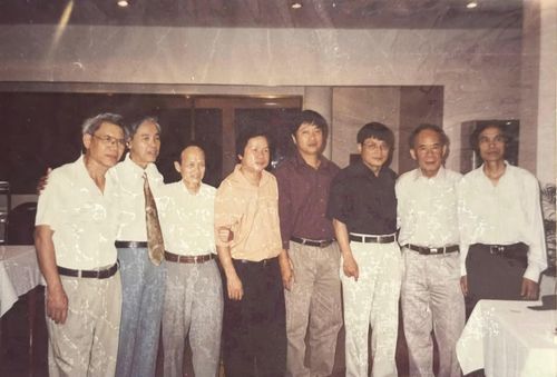 Nhà giáo Ưu tú Nguyễn Xuân Hòa (thứ 2 từ trái sang) chụp ảnh lưu niệm cùng các đồng nghiệp - Ảnh: P.P.P