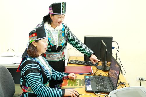 Cán bộ, công chức xã Xím Vàng được trang bị máy tính làm việc