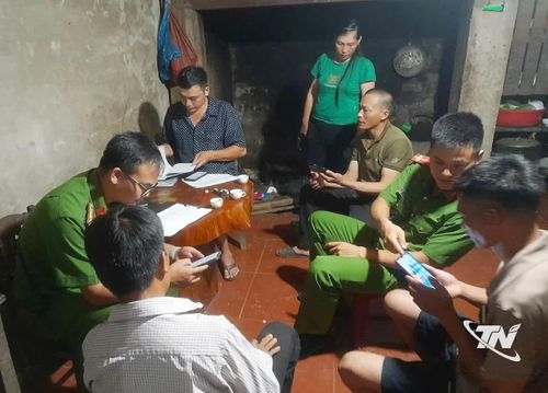 Chi đoàn thanh niên Công an xã Văn Lang hướng dẫn người dân tiếp cận các tiện ích số vào buổi tối.