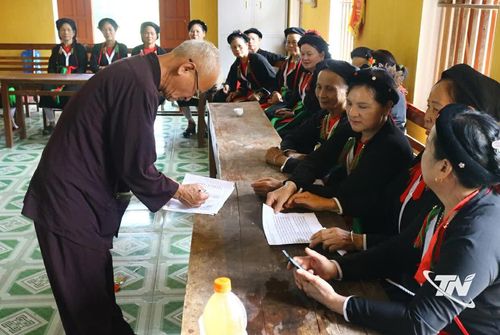 Ông Diệp Hồng Phong, Chủ nhiệm CLB chia sẻ bài hát mới sáng tác cho các thành viên cùng tập luyện.