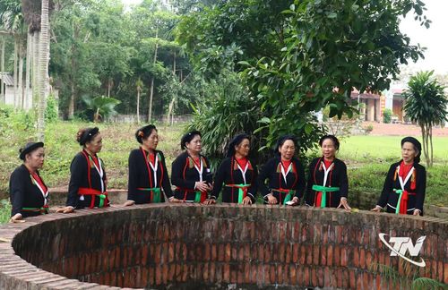 Bên giếng làng, câu hát Soọng cô được ngân lên da diết.