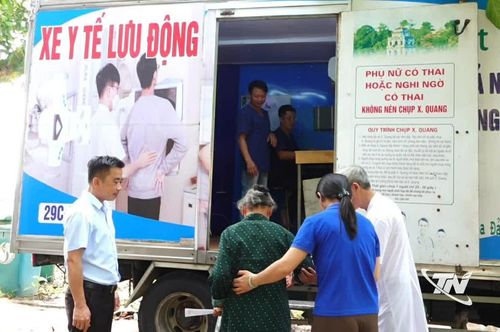 Xe y tế lưu động được huy động để thực hiện khám sức khỏe cho người dân.