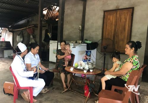 Các nhân viên y tế xuống từng hộ gia đình để vận động người dân tham gia chiến dịch khám sức khỏe toàn dân.