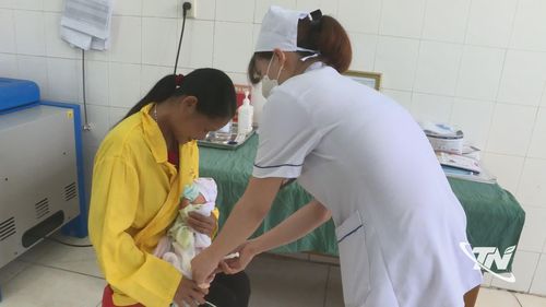 Bác sĩ Bệnh viện Chợ Mới tư vấn, khám sức khỏe cho trẻ em trên địa bàn.