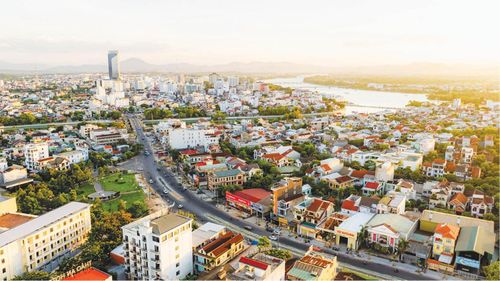 Một góc đô thị trung tâm TP. Huế ở bờ nam sông Hương.