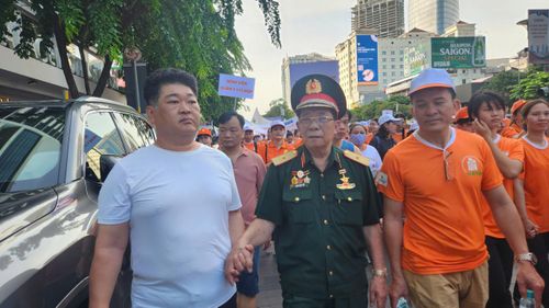 Đông đảo đại biểu, cựu chiến binh, lực lượng vũ trang và người dân tham dự chương trình đi bộ.