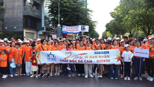Hàng ngàn người tham gia chương trình đi bộ đồng hành "Vì nạn nhân chất độc da cam" tại TP.HCM sáng 2/8.