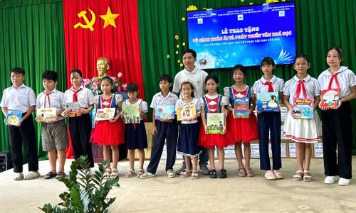Trao tặng sách cho học sinh Côn Đảo