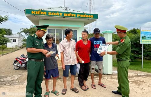 Công an, Biên phòng phối hợp kiểm soát, tuyên truyền pháp luật tại các chốt kiểm soát biên phòng.