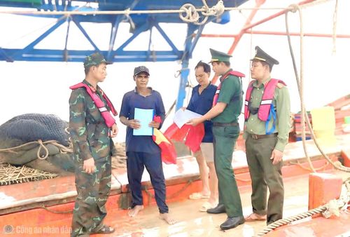 Công an, Bộ đội biên phòng Cà Mau truyền pháp luật về phòng chống khai thác IUU đến ngư dân trên địa bàn.