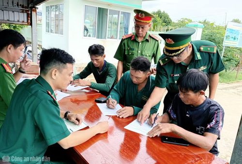 Công an, Bộ đội biên phòng Cà Mau hướng dẫn ngư dân chấp hành nghiêm quy định pháp luật về bảo vệ chủ quyền biên giới biển.