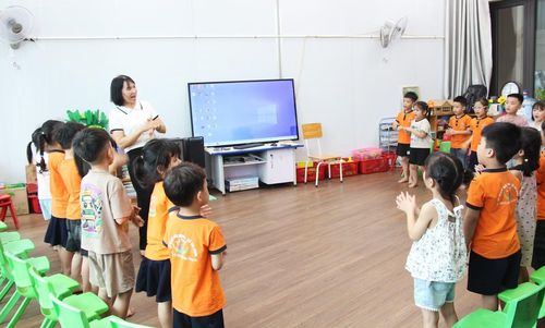 Trẻ em được đi học miễn phí.