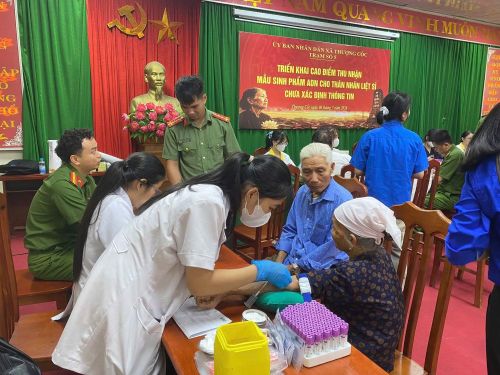 Lực lượng Công an tỉnh Phú Thọ phối hợp với các đơn vị thu nhận mẫu máu các thân nhân liệt sĩ phục vụ xét nghiệm ADN.