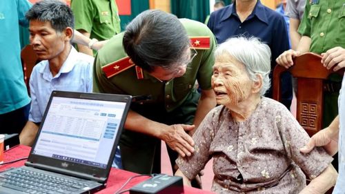 Thiếu tướng Nguyễn Minh Tuấn, Giám đốc Công an tỉnh Phú Thọ thăm hỏi, động viên thân nhân các gia đình liệt sĩ đến tham gia lấy mẫu.