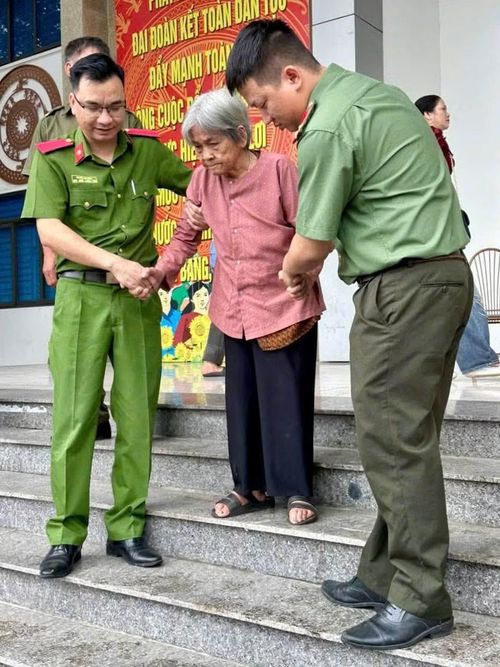 Công an xã, phường hỗ trợ những người già đến thu nhận mẫu.