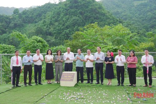 Các đại biểu thực hiện nghi thức gắn biển công trình Trường Tiểu học Vĩnh Quang, xã Lý Bôn.