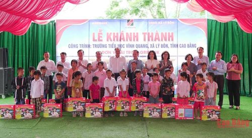 Các đơn vị tài trợ trao quà cho giáo viên, học sinh Trường Tiểu học Vĩnh Quang.