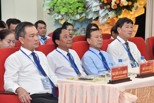 Các đồng chí lãnh đạo dự đại hội.