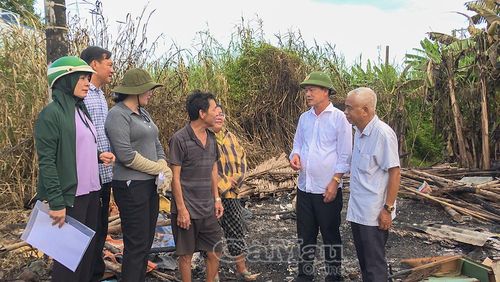 Ông Nguyễn Văn Khởi, Phó Chủ tịch Ủy ban MTTQ Việt Nam tỉnh Cà Mau, Chủ tịch Hội Chữ thập đỏ tỉnh (thứ 2 từ phải sang) thăm hỏi, trao tiền hỗ trợ cho 2 hộ dân bị thiệt hại.