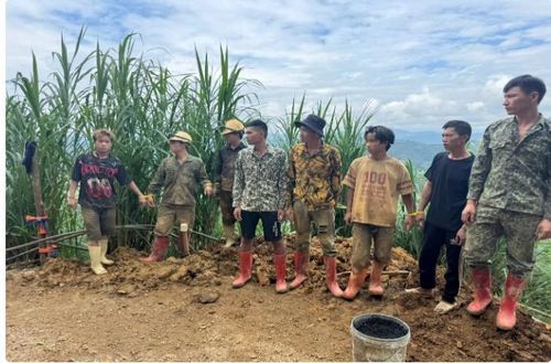 Nhóm người được lực lượng chức năng phát hiện tại khu vực khai thác vàng trái phép ở bản Thái Hà, xã Pắc Ta. Ảnh: CACC.