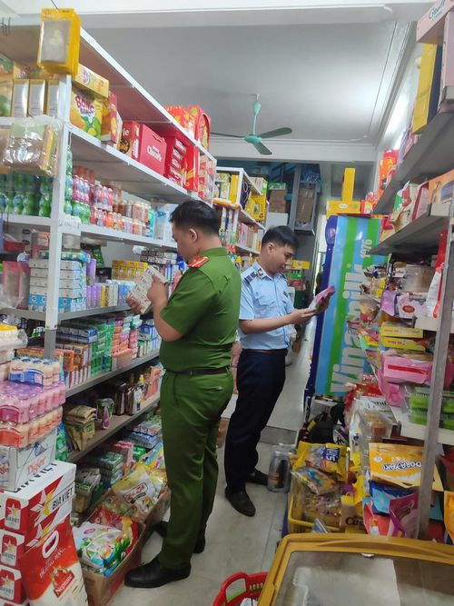 Lực lượng chức năng kiểm tra pháp luật liên quan đến an toàn thực phẩm. Ảnh: Chi cục Quản lý thị trường tỉnh Ninh Bình.