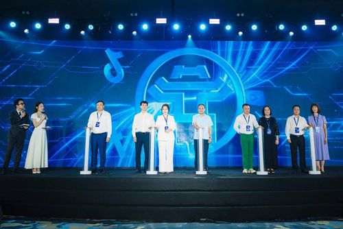 Các đại biểu nhấn nút chính thức ra mắt Câu lạc bộ Niềm tin số. Ảnh: Ban tổ chức