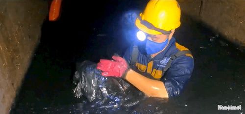 Công nhân cống ngầm nạo vét, duy tu hệ thống cống. Ảnh: Lại Tấn