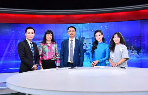Các khách mời và ê kíp thực hiện Chương trình. Ảnh: Phan Anh