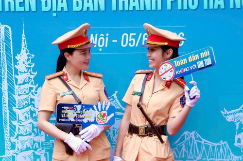 Lực lượng công an tích cực tuyên truyền pháp luật đến giới trẻ, lan tỏa tinh thần "thượng tôn pháp luật". Ảnh: Công an Hà Nội