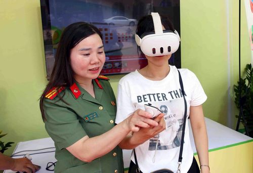Học sinh được cán bộ Công an hướng dẫn nhận diện các hành vi vi phạm pháp luật trên không gian mạng. Ảnh: Công an Hà Nội