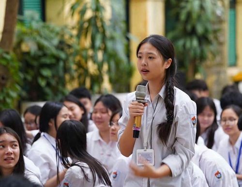 Học sinh Trường THPT Việt Đức tham gia chuyên đề "Phòng chống tội phạm công nghệ cao trên không gian mạng" do Công an phường Cửa Nam phối hợp thực hiện. Ảnh: Trường THPT Việt Đức