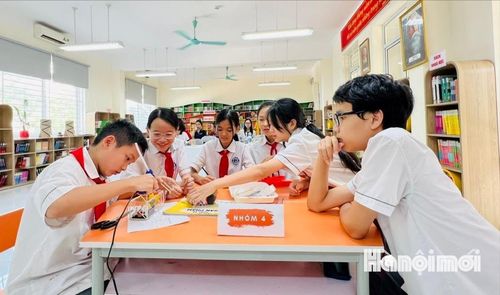 Học sinh Trường THCS Phú Thượng trong tiết học “Chế tạo máy hút bụi cầm tay từ rác thải”. Ảnh: Tuệ Lâm