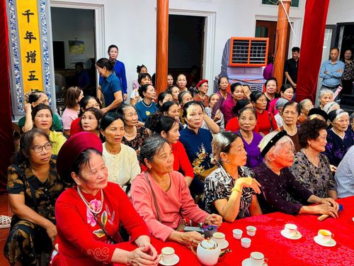 Con cháu họ Trần ba chi làng Thượng Hiệp tề tựu tại lễ khánh thành nhà thờ họ. Ảnh: Bích Hạnh