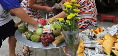 Giật cô hồn là một tập tục dân gian trong lễ cúng cô hồn rằm tháng 7 âm lịch, khi gia chủ bày mâm cúng gồm tiền lẻ, bánh, kẹo, bỏng ngô, khoai luộc… và cho phép mọi người (thường là trẻ em) tranh lấy đồ cúng.