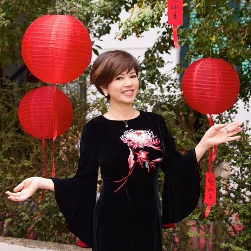Nhiều khán giả để lại bình luận khen ngợi rằng nữ nghệ sĩ gần như không có nhiều thay đổi so với nhiều năm trước. Không ít người cho rằng vẻ đẹp của chị đến từ sự tự tin, phong thái điềm đạm cùng nguồn năng lượng tích cực mà chị luôn lan tỏa.