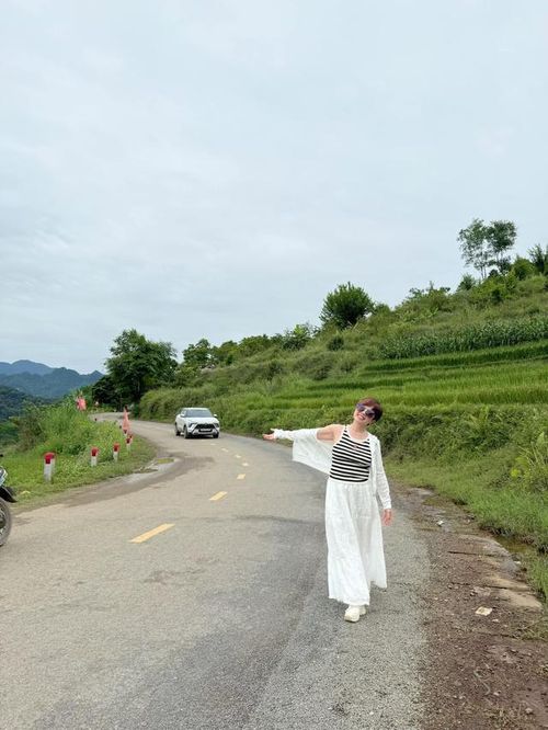 Trong những hình ảnh mới được chia sẻ, nữ nghệ sĩ diện trang phục có thiết kế đơn giản nhưng sang trọng, kết hợp lối trang điểm nhẹ nhàng, tôn lên những đường nét thanh tú trên gương mặt. Nụ cười hiền hậu cùng thần thái đằm thắm giúp NSND Ngọc Huyền luôn nổi bật mỗi khi xuất hiện trước công chúng