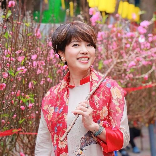 Không chạy theo xu hướng làm đẹp cầu kỳ, NSND Ngọc Huyền lựa chọn phong cách nhẹ nhàng, phù hợp với độ tuổi nhưng vẫn toát lên vẻ sang trọng và cuốn hút. Chính điều đó giúp chị giữ được hình ảnh đẹp trong lòng khán giả suốt nhiều năm qua.