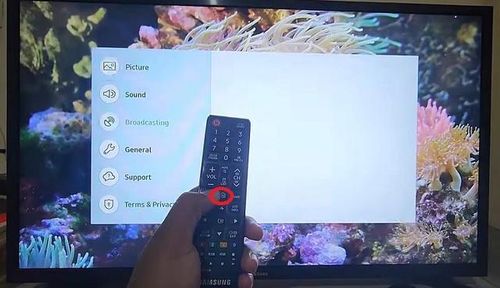 Giảm độ sáng màn hình tivi là một thói quen tốt giúp tiết kiệm điện năng tiêu thụ mà người dùng không nên bỏ qua.