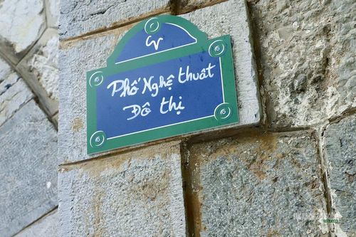 Biển nhận diện "Phố Nghệ thuật Đô thị" được gắn trên tường đá cổ.