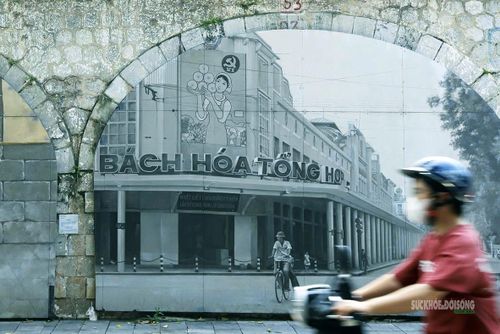 Hình ảnh Bách hóa Tổng hợp Hà Nội xưa được tái hiện trên một vòm cầu. Ảnh: T.Anh
