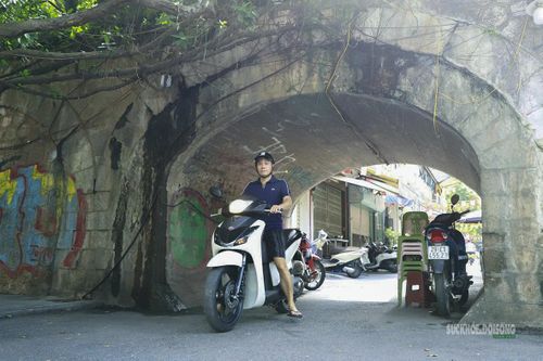 Một vòm cầu vẫn được người dân sử dụng làm lối đi hằng ngày. Ảnh: T.Anh