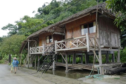 Gìn giữ những nếp nhà sàn truyền thống tạo nên nét riêng của thôn Tha. Ảnh: T. Anh