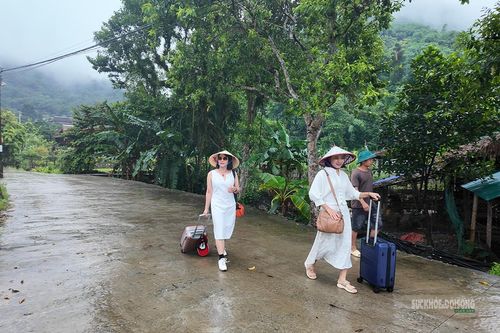 Du khách đến thôn Tha nghỉ dưỡng. Ảnh: T. Anh