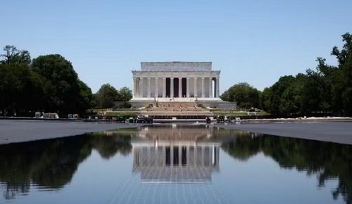 Trước đó, Tổng thống Mỹ Donald Trump nhiều lần chỉ trích tình trạng tảo nâu xuất hiện dưới đáy hồ, gọi đây là "điều ghê tởm" và "nỗi hổ thẹn với đất nước".