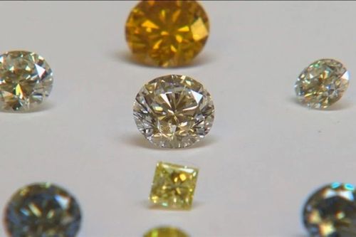 Kim cương nhân tạo (lab-grown diamond) được tạo ra trong phòng thí nghiệm bằng cách tái tạo môi trường hình thành kim cương tự nhiên. Ảnh: Reuters. 