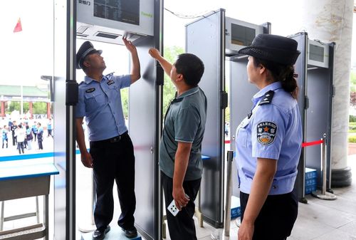 Cổng an ninh được lắp đặt tại một điểm thi ở tỉnh Cam Túc. Ảnh: China Daily.
